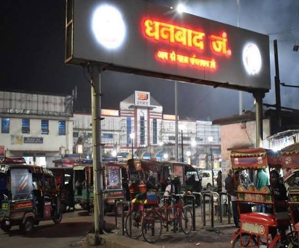 धनबाद स्टेशन गेट पर रहता है ऑटो-टोटो चालकों का कब्जा…