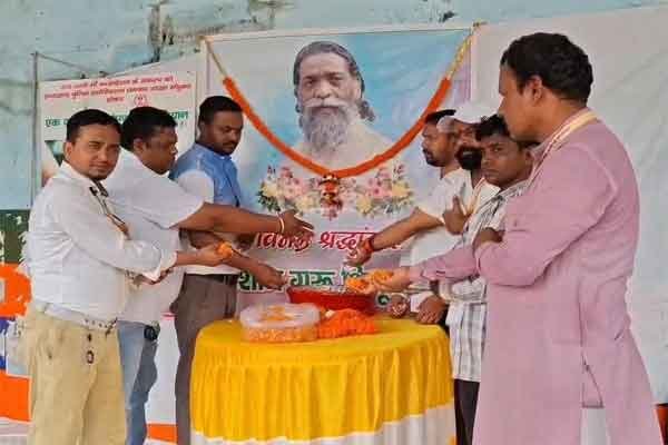 धनबाद में दिशोम गुरु शिबू सोरेन को दी गई श्रद्धांजलि, पौधा वितरण कर दिया पर्यावरण का संदेश…