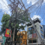 रांची में बिजली व वाई-फाई के तार बने खतरा, मुख्य सड़कों पर जाल जैसा नजारा…