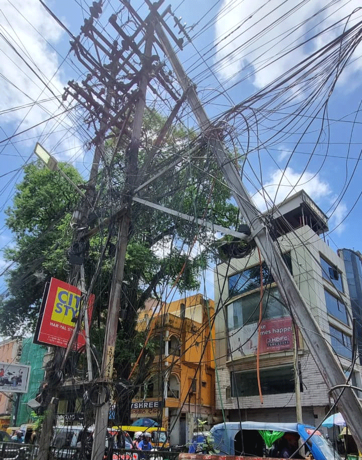 रांची में बिजली व वाई-फाई के तार बने खतरा, मुख्य सड़कों पर जाल जैसा नजारा…