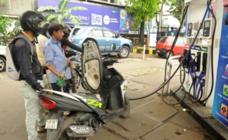 पेट्रोल, डीजल को फिलहाल जीएसटी के दायरे में लाना संभव नहीं : सीबीआईसी चेयरमैन संजय अग्रवाल…