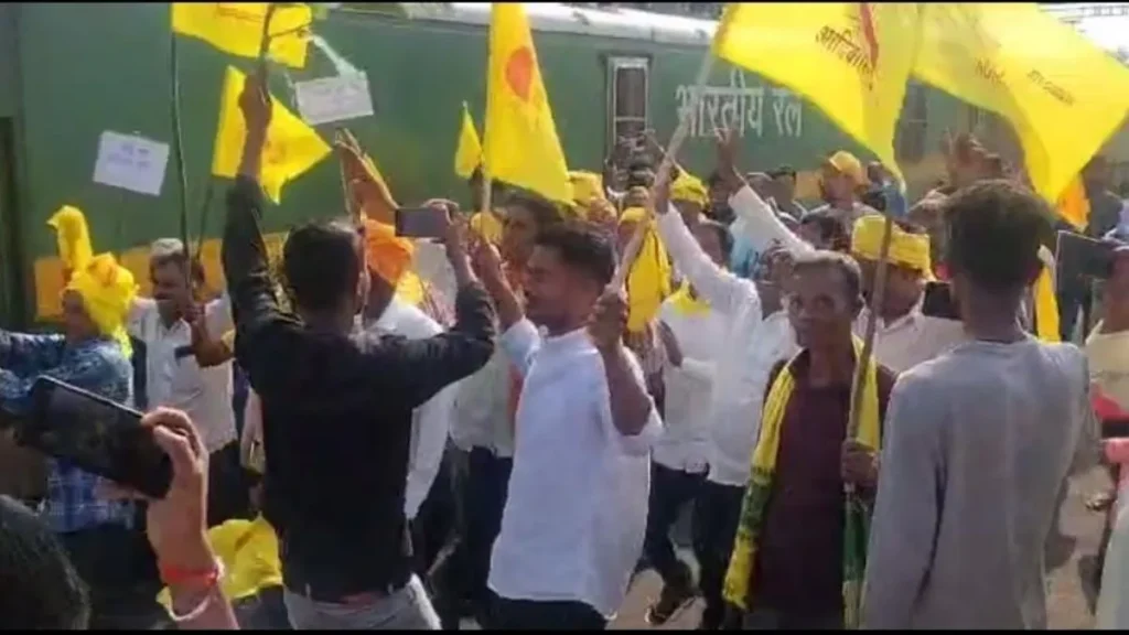 कुड़मी समाज के आंदोलन ने रोके ट्रेनों के पहिए, राजधानी एक्सप्रेस से लेकर दुरंतो का रूट बदला…
