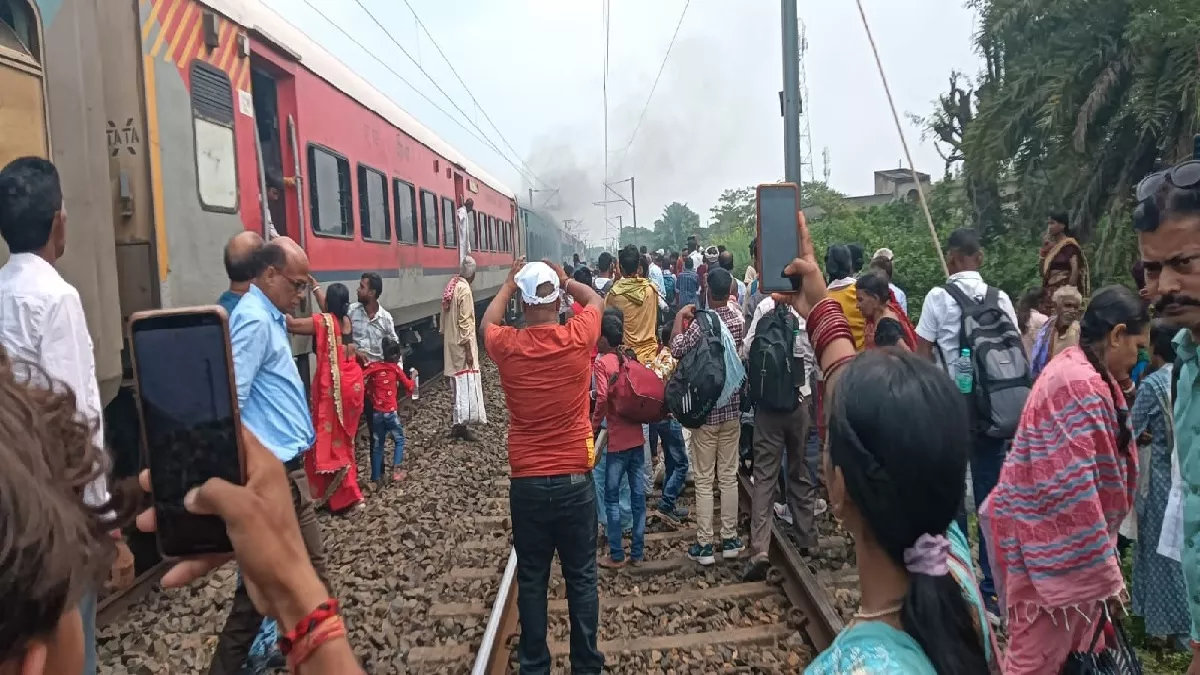 बक्सर-टाटा ट्रेन के ब्रेक शू में लगी आग, यात्रियों में अफरा-तफरी, ट्रेन से कूदने लगे यात्री…