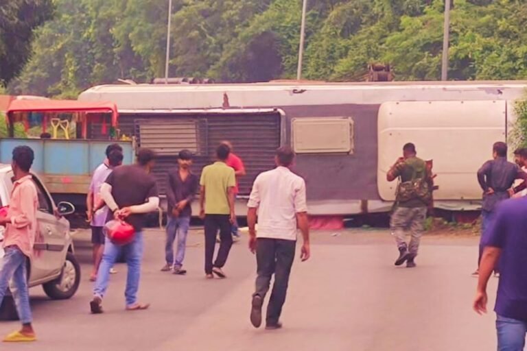 चुटूपालू घाटी में पलटी पर्यटन विभाग की बस, सड़क पर लगा लंबा जाम…