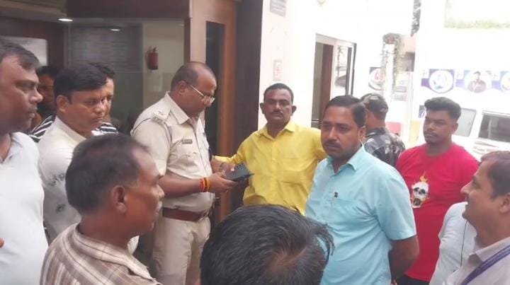 झरिया लौटते समय स्कॉर्पियो ने बाइक को मारी टक्कर, दो युवक घायल; इलाज में लापरवाही का आरोप….