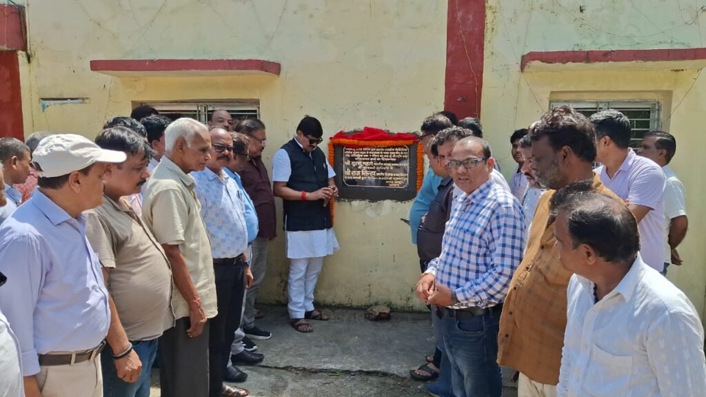 बीजेपी सचेतक सह MLA राज सिन्हा ने पॉलीटेक्निक से पांडरपाला,भारत चौक , आरा मोड स्ट्रीट लाइट का किया शिलान्यास…