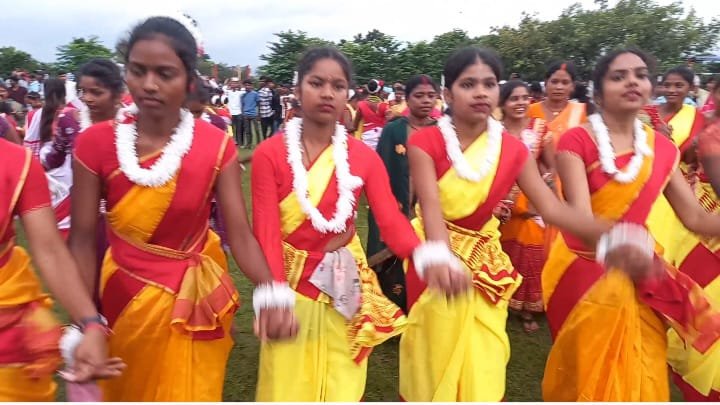 राजगंज के विनोद बिहारी महतो स्टेडियम में कर्मा महोत्सव का आयोजन…