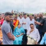 कोल वाशरी के मृतक मजदूर के मुआवजे की मांग को लेकर मोनेट कंपनी के सामने शव के साथ प्रदर्शन..झरिया MLA रागिनी सिंह ने बीसीसीएल और सीओ से की वार्ता…