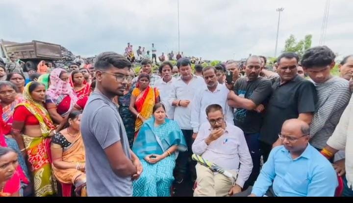 कोल वाशरी के मृतक मजदूर के मुआवजे की मांग को लेकर मोनेट कंपनी के सामने शव के साथ प्रदर्शन..झरिया MLA रागिनी सिंह ने बीसीसीएल और सीओ से की वार्ता…
