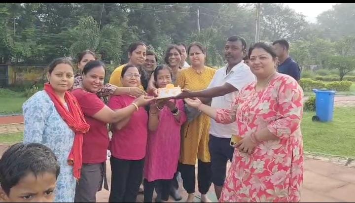 शिक्षक दिवस पर गोल्फ ग्राउंड में महिला मॉर्निंग वॉकर ग्रुप ने योगा टीचर को किया सम्मानित…