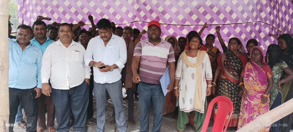 ट्रक लोडिंग की मांग को लेकर कुजामा कांटा घर स्थित चल रहे धरना प्रदर्शन के समर्थन मे पहुचे- झामुमो नेता मंटू चौहान…