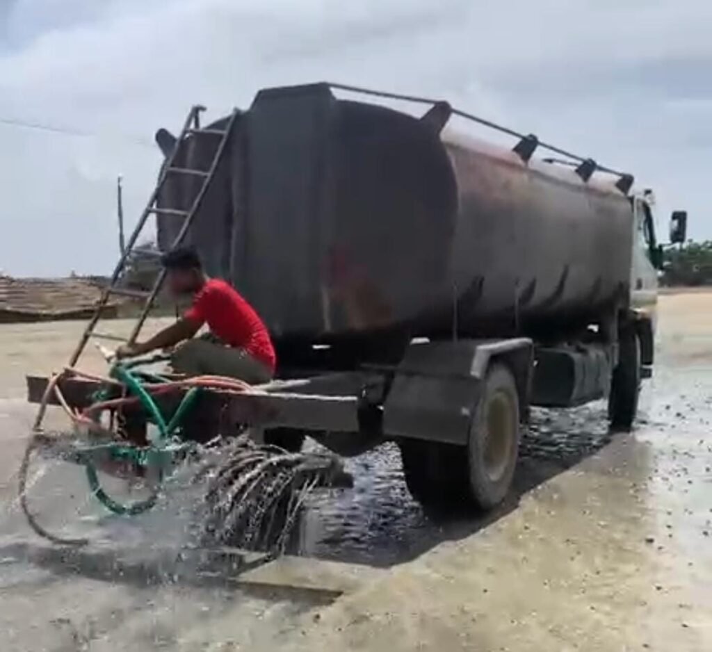 निर्माणाधीन सड़क पर किया जल छिड़काव…