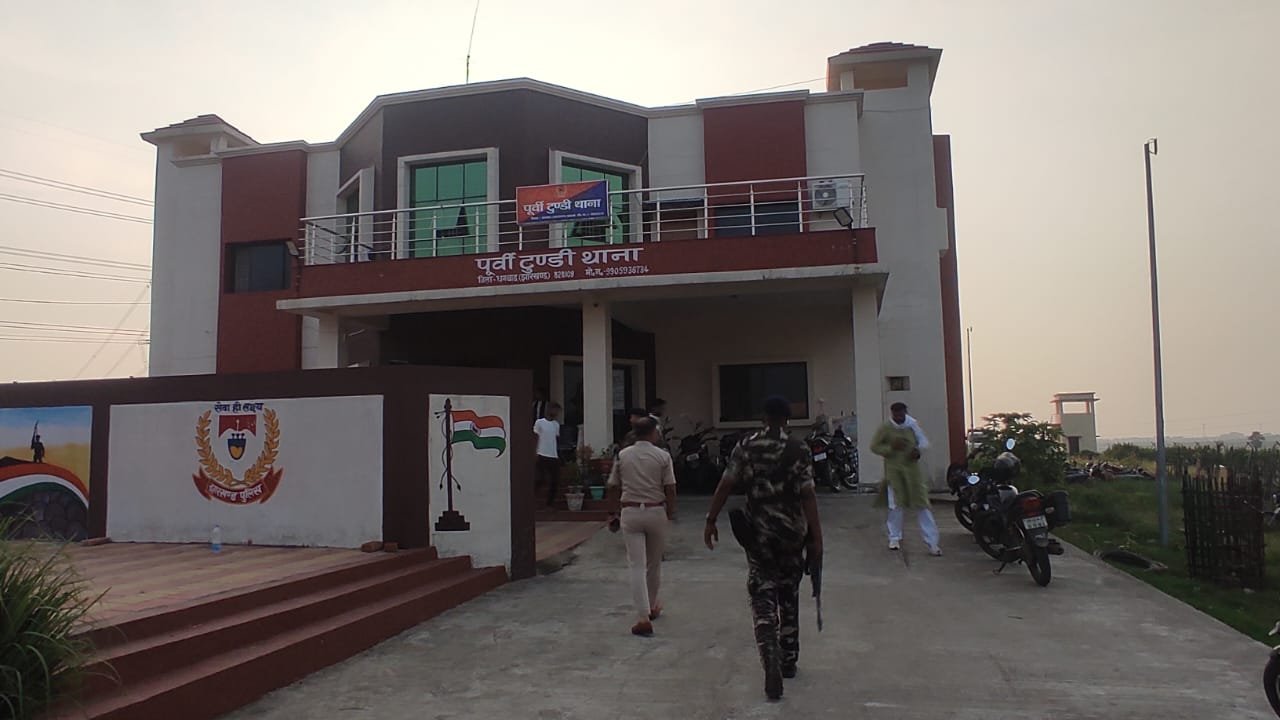 एसएसपी ने किया टुंडी और पूर्वी टुंडी थाना का औचक निरीक्षण…