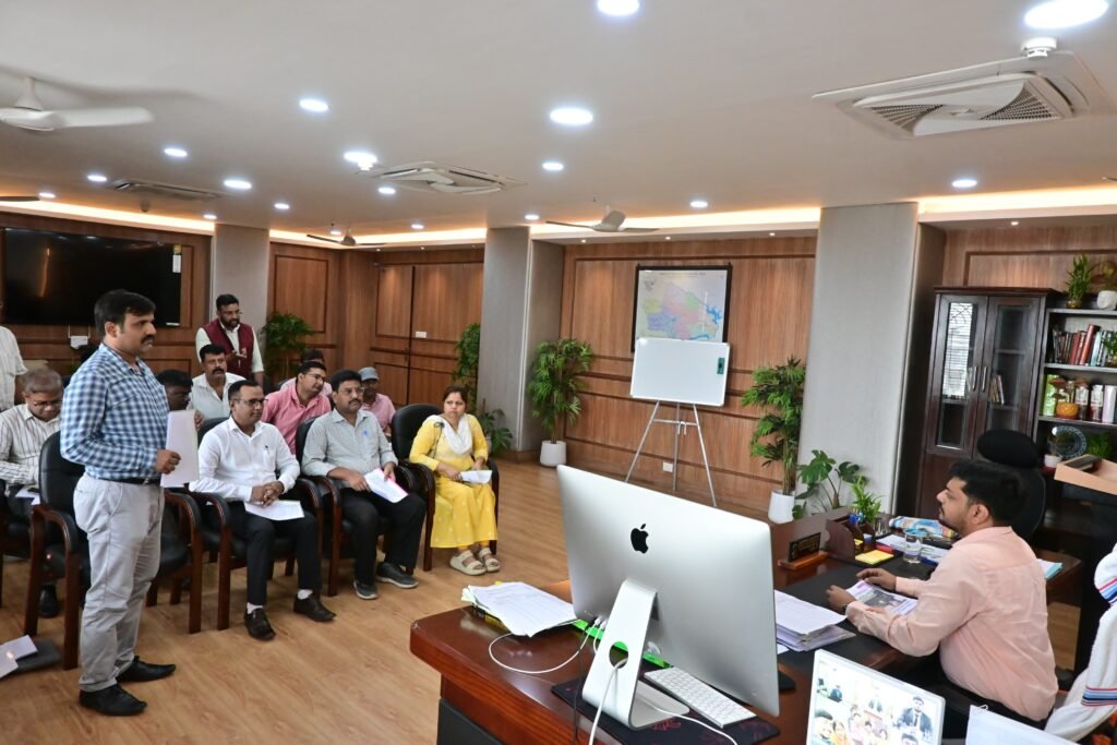 उपायुक्त ने की कृषक पाठशाला के कार्यों की समीक्षा…