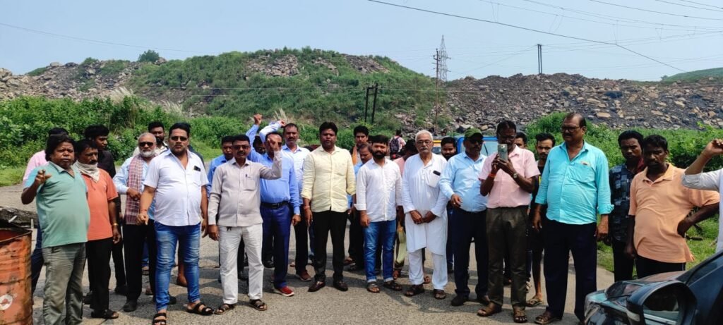 सरपट दौड़ने वाली गाड़ियों की धीमी गति को देख, सड़क निर्माण सघर्ष मोर्चा ने किया नुकड़ सभा का आयोजन..