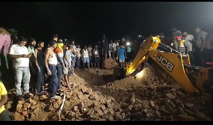 तेज बारिश से लोदना आठ नंबर स्थित खिलान धौड़ा में एक घर हुआ जमीदोज, दीवार गिरने से 07 बच्चे मलबे मे दबे…लोगो ने 04 को सुरक्षित बाहर निकाला..