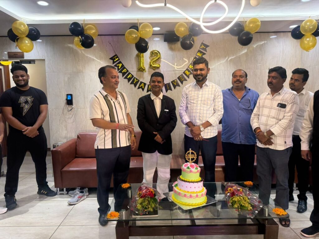 बैंकमोड़ गोल्ड जिम ने 12वीं वर्षगांठ पर वार्षिक मेंबरशिप शुल्क घटाया.. मेंबर्स ने डीसीए और बार एसोसिएशन अध्यक्ष के साथ केक काट कर जश्न मनाया..