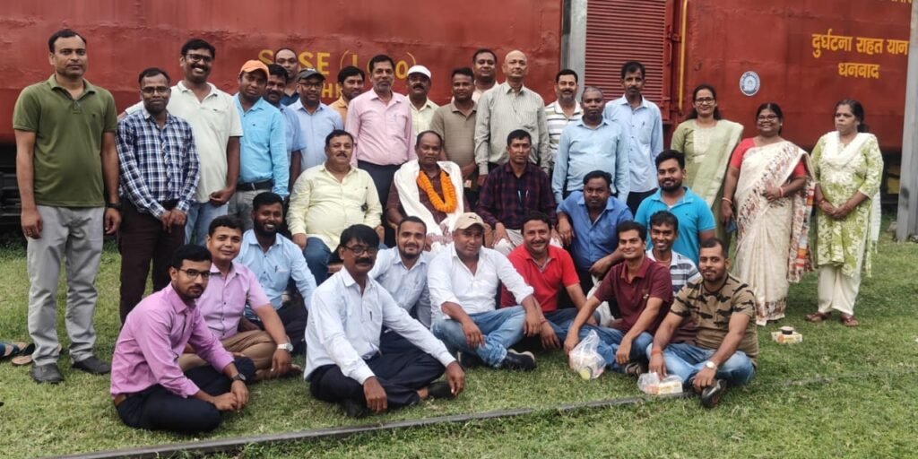 सीनियर सेक्शन इंजीनियर से अधिकारी बने आर के लकड़ा का विदाई सह सम्मान समारोह किया गया…