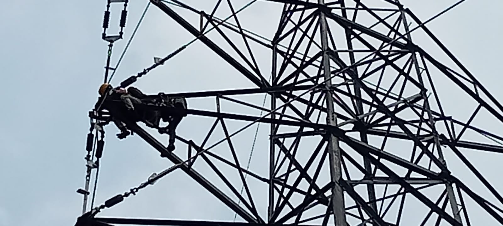 बिना सुरक्षा उपकरण के मजदूरों से टावर पर कराया जा रहा कार्य…