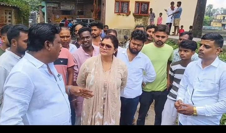 मनाईटांड़ में सांसद मद से बनी सड़क की गुणवत्ता पर सवाल, JMM की नीलम मिश्रा ने की जांच…