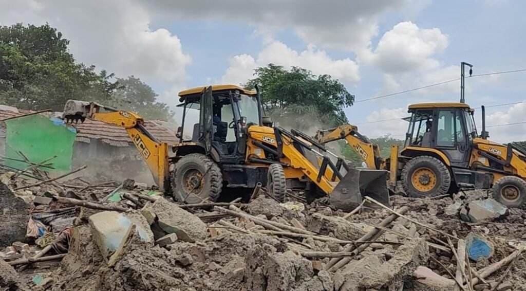 निरसा एग्यारकुण्ड प्रखण्ड अंतर्गत मुंडाधौड़ा से 50 घरों में चल रेलवे का बुलडोजर कराया गया अतिक्रमण मुक्त…