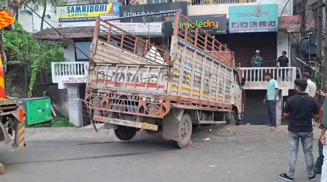 शराब के नशे मे ट्रक चला रहे चालक ने दो राहगीरों को रोंदा, पुलिस ने दबोचा…