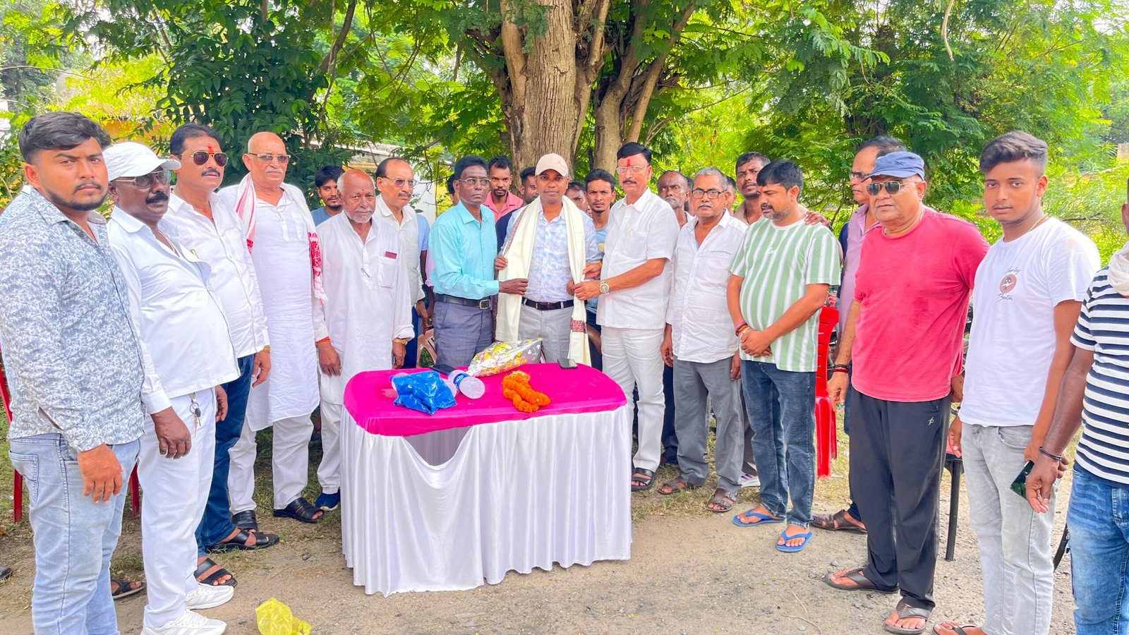 सिंदरी के प्रबुद्धजनों एवं युवाओं ने निवर्तमान थाना प्रभारी आशीष भारती को किया सम्मानित…
