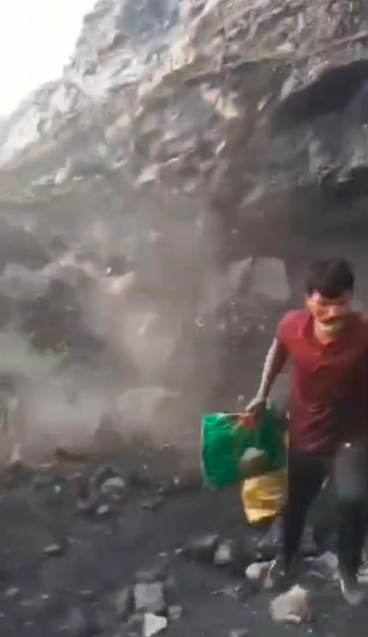 ILLEGAL COAL MINES IN ASANSOL :मौत को मात दे गए अवैध कोयला कोयला चोर.,मोबाईल कैमरे से रील बना रहे एक कोयला चोर ने बचाई अपने साथियों की जान ,वारदात की वीडियो हुआ वायरल…