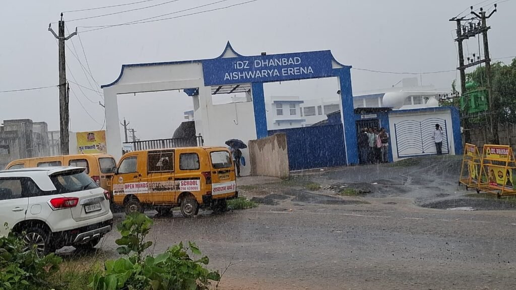 धनबाद में हिंदुस्तान पेट्रोलियम एग्जाम सेंटर की गड़बड़ी से छात्रों का हंगामा, 40 से अधिक परीक्षार्थी हुए वंचित…