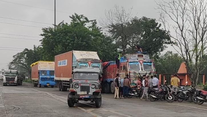 NIRSA:मैथन टोल के पास RSS एव बजरंगदल के कार्यकर्ताओं ने गौवंश से लदा दो वाहन को पकड़,03 युवक को किया पुलिस के हवाले…