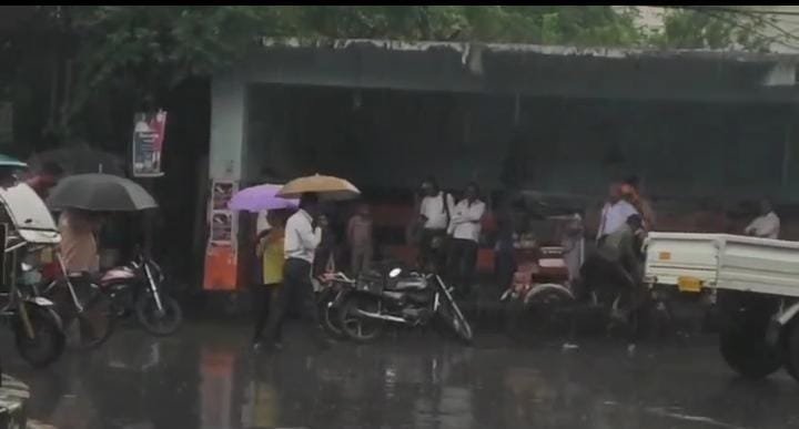 धनबाद में झमाझम मूसलाधार बारिश से आम जनजीवन प्रभावित, रोजमर्रा के कामकाजी लोगों की बढ़ी परेशानी, घर में दुबकने को हुए मजबूर…