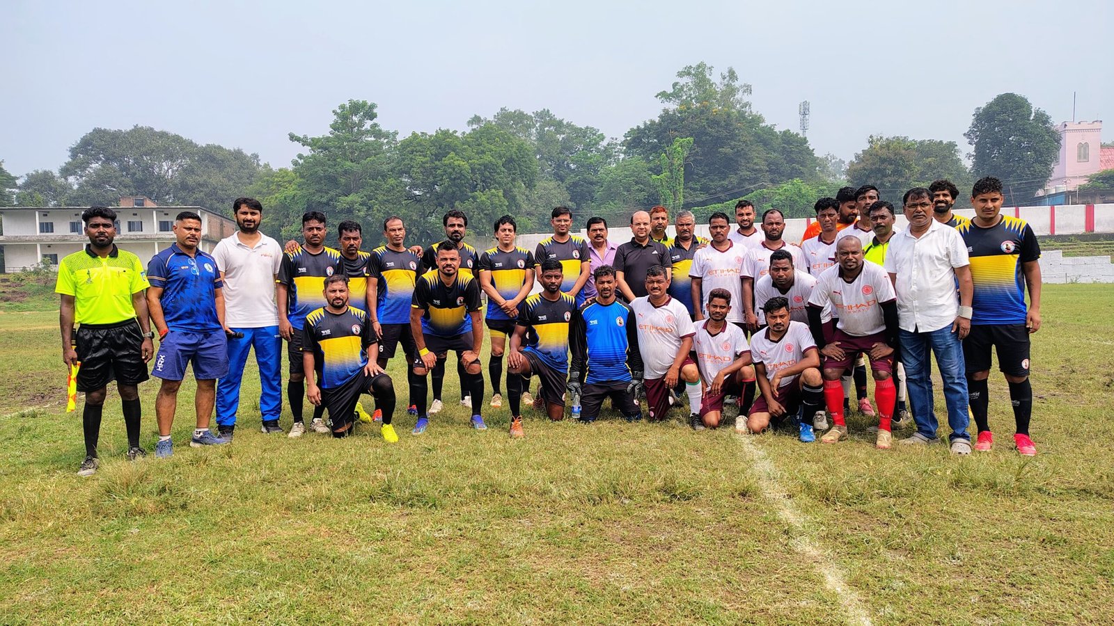 रेलवे ग्राउंड में फ़ुटबॉल मैच का आयोजन…