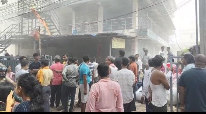 होलसेल दुकान में लगी आग…