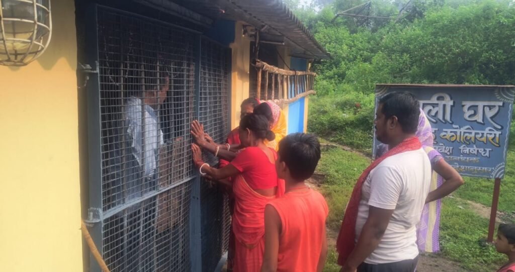 बीसीसीएल के सुदामडीह क्षेत्र में पानी समस्या को लेकर महिलाओं ने बिजली घर एवं हाजिरी घर में जड़ा ताला…