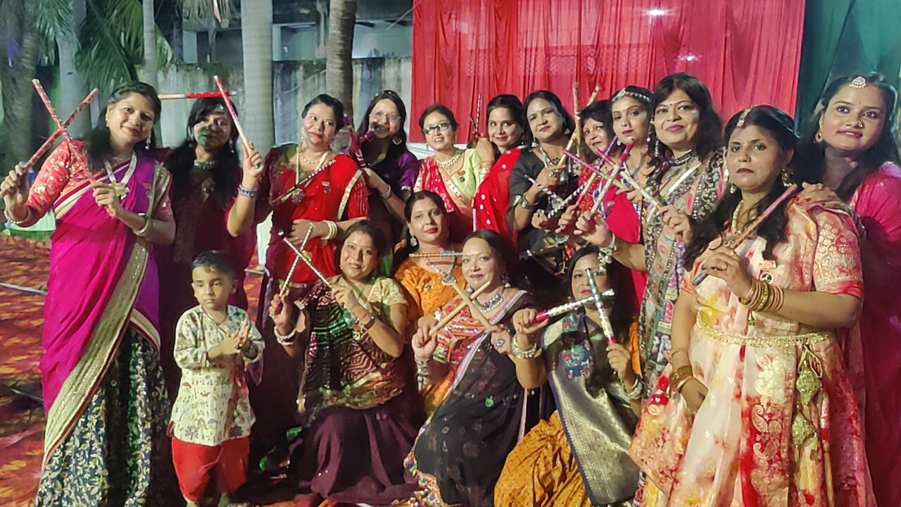 अखिल भारतीय मारवाड़ी महिला सम्मेलन चिरकुंडा शाखा की ओर से भव्य डांडिया कार्यक्रम का आयोजन…