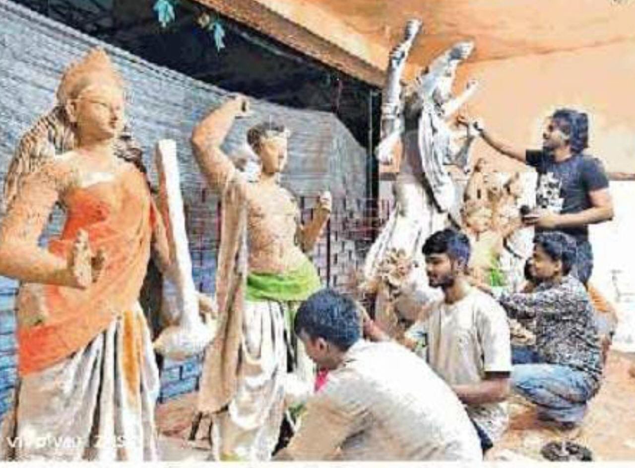 मैनेटांड कला संगम में एक क्विंटल अगरबत्ती से हो रहा मां की मूर्ति का निर्माण…