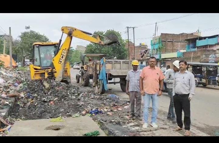 मैथन सिरामिक के सौजन्य से चला स्वच्छता अभियान,अरसे से जमे कचरे की शुरू हुई सफाई, ग्रामीणों को मिला राहत…