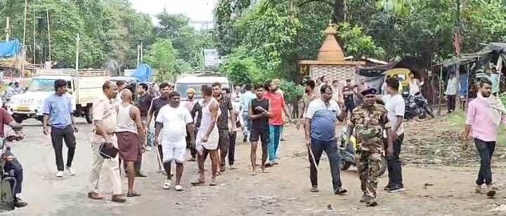 पैसा का विवाद को लेकर दो पक्ष आपस में भिड़े, खूब चले लाठी ठंडे कुछ पल के लिए मैथनमोड़ बना रणक्षेत्र…