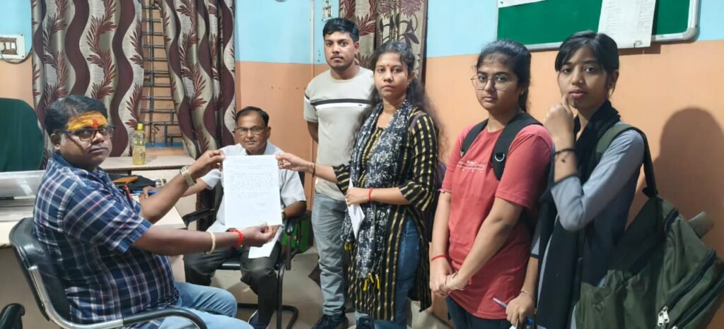 एनएसयूआई ने सेमेस्टर 2 के परीक्षा फॉर्म समस्या को लेकर उठाई आवाज, परीक्षा नियंत्रक एवं प्राचार्य को आवेदन देकर छात्रों की समस्या को सुलझाया…