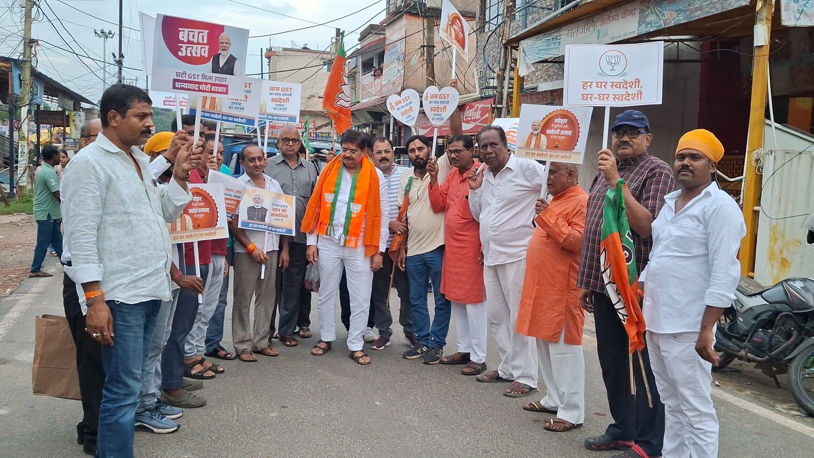 बीजेपी विधायक राज सिन्हा ने स्वदेशी वस्तुओं को अपनाने की अपील…भूली मार्केट में चलाया पीएम मोदी का “देशी अपनाओ” अभियान…