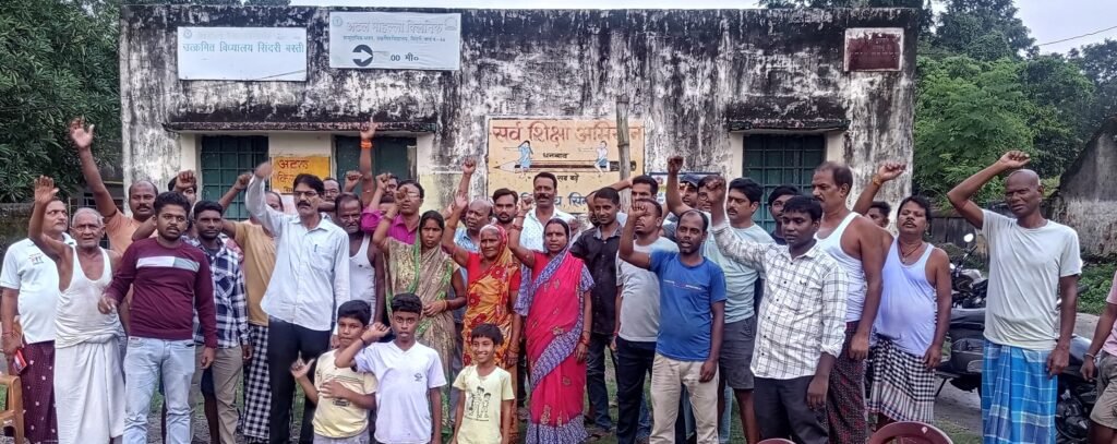 जल समस्या को लेकर सिंदरी बस्ती के ग्रामीणों ने आंदोलन की दी चेतावनी…