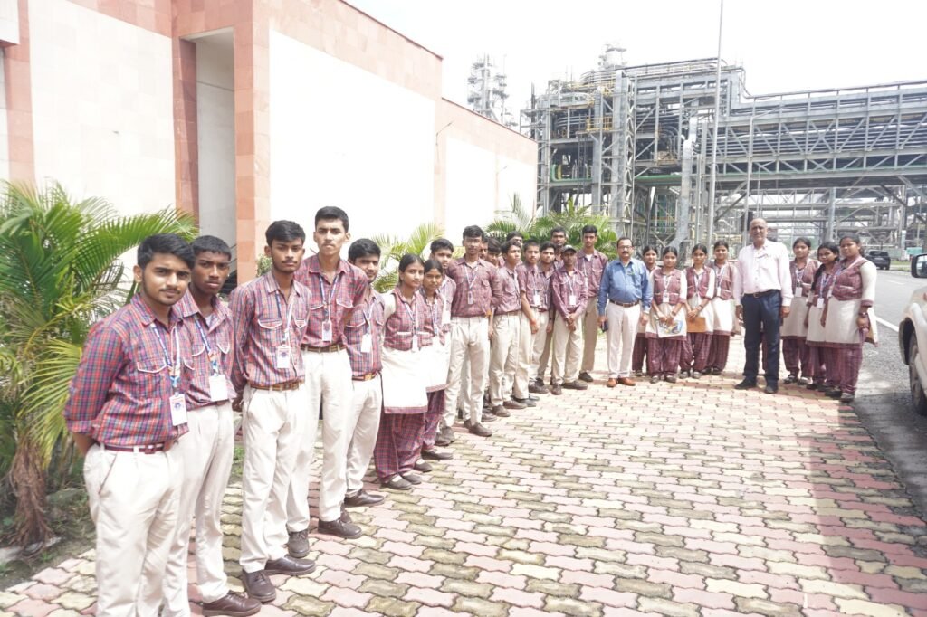 डीएवी पब्लिक स्कूल, सिंदरी के विद्यार्थियों ने हर्ल यूरिया फैक्ट्री का शैक्षिक भ्रमण किया…