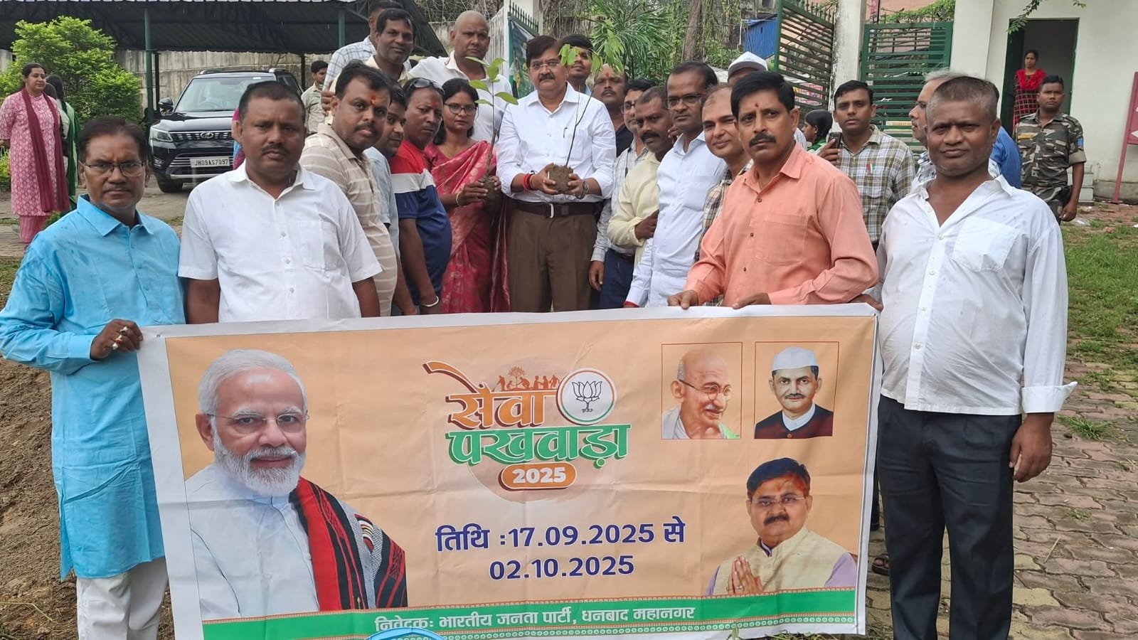 बीजेपी के “एक पेड़ मां के नाम” अभियान के तहत विधायक राज ने SSLNT स्कूल में किया वृक्षारोपण…