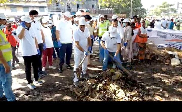 धनबाद रेलवे स्टेशन साउथ गेट पर चला स्वच्छता अभियान,MLA राज और निगम ने मिलकर किया श्रमदान..
