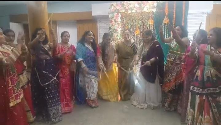 IIT ISM में आयोजित डांडिया कार्यक्रम में दिखी गुजरात की संस्कृति की झलक…दीप्ति लेडीज़ क्लब की सदस्यों ने बांधा समां…