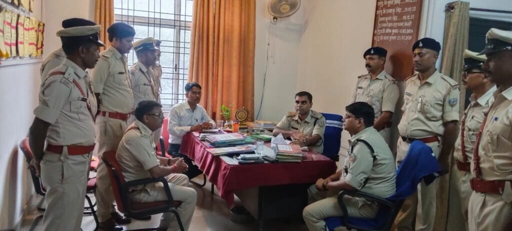 शुक्रवार को धनबाद सिटी एसपी ऋत्विक श्रीवास्तव ने सिंदरी थाना का औचक निरीक्षण किया…