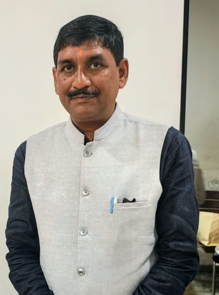 सिंदरी की जर्जर सड़कों की मरम्मत को लेकर भाजपा के मनोज मिश्रा ने की पहल..