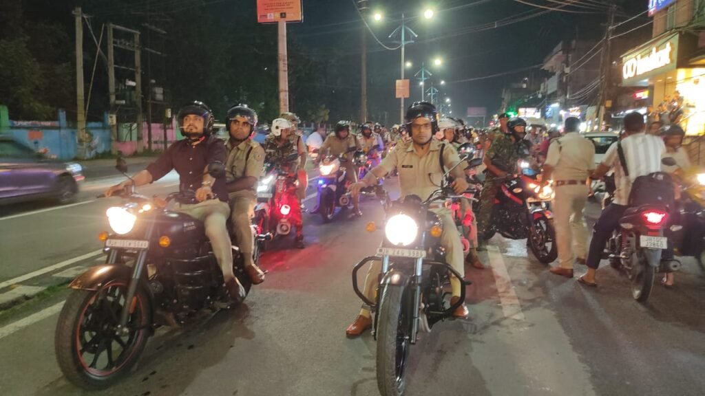 उपायुक्त व एसएसपी ने बाइक से फ्लैग मार्च कर जिले का किया भ्रमण…