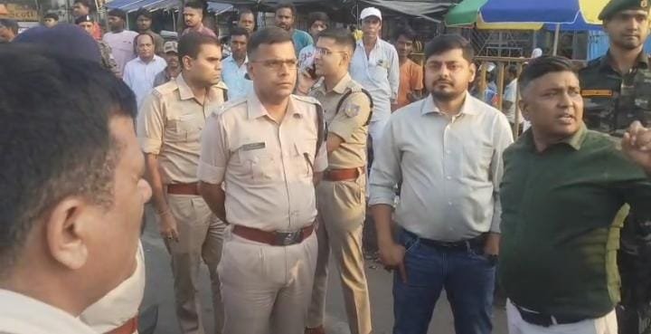 DC एव SSP ने निरसा क्षेत्र के विभिन्न पूजा पंडालों का किया निरीक्षण…