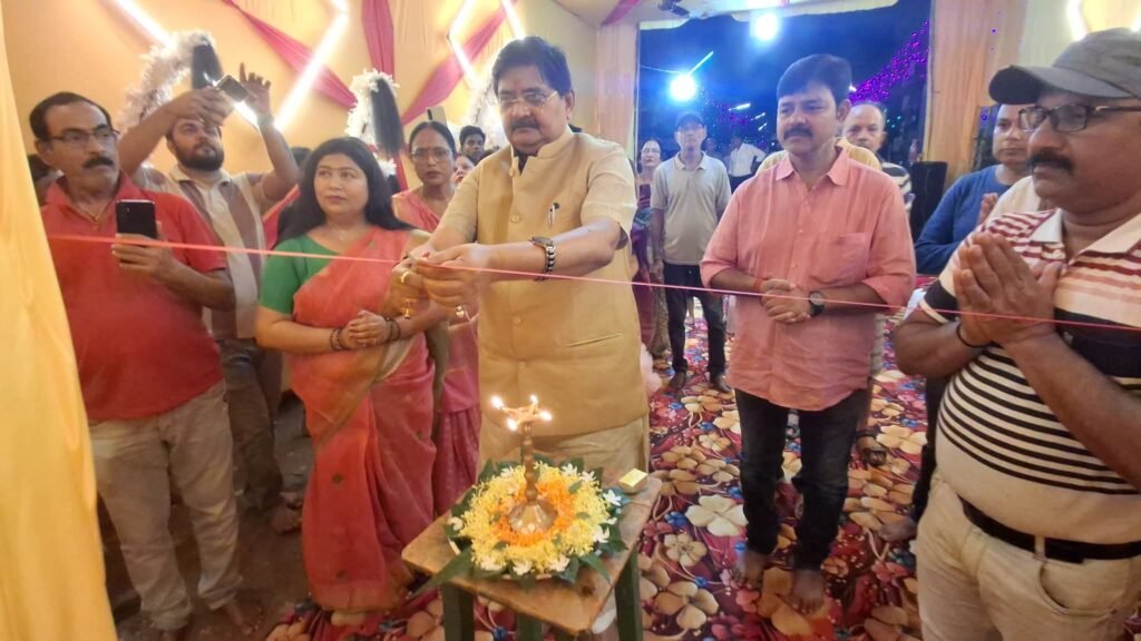 विधायक ने कोला कुसमा वस्तु विहार कॉलोनी में पंडाल का किया उद्घाटन..